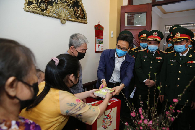 Phó Thủ tướng Vũ Đức Đam tặng sách cho hai con của anh Hà, chị Tâm đang cách ly tập trung. Ảnh: VGP