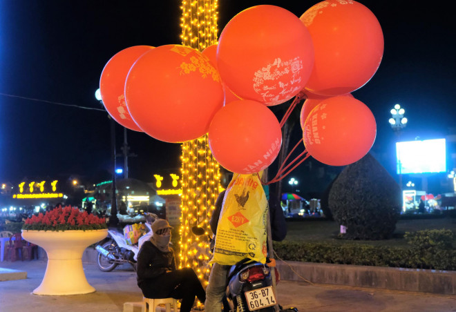 Trong thời khắc giao thừa, những người bán bóng bay thường xuất hiện rất nhiều ở các tuyến phố, ngã ba, ngã tư đông người qua lại. Những người làm nghề này thường đến từ huyện Hoằng Hóa, Thiệu Hóa, Đông Sơn.