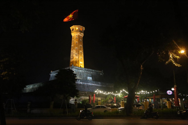 Cột cờ Hà Nội đêm Giao thừa Tân Sửu 2021