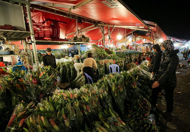 Càng về giáp Tết chợ hoa càng đông nên người lao động ở đây phải làm việc gấp 5 lần ngày thường.

