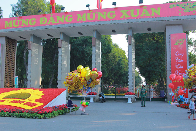 Lực lượng quân sự chốt chặn các công ra vào công viên Thống Nhất.