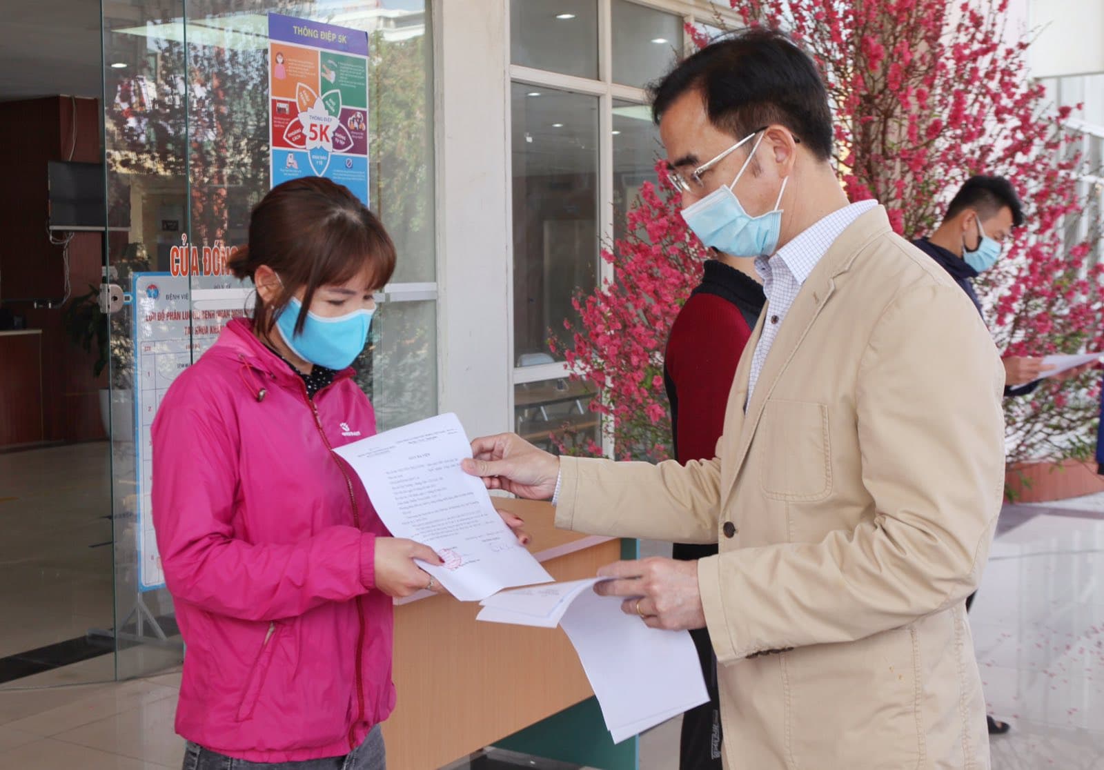 GS.TS Nguyễn Quang Tuấn trao giấy chứng nhận khỏi bệnh cho bệnh nhân.&nbsp;