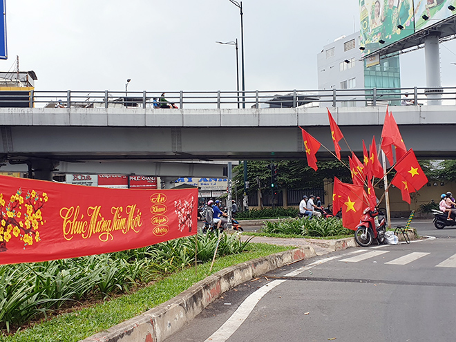 “Ngày cuối năm tôi không phải vội lao ra đường đến chỗ làm, cũng không phải suy nghĩ nên đi đường nào đến chỗ làm tránh được kẹt xe. Đường phố ngày cuối năm rất đẹp và tĩnh lặng”, chị Lê Thị Như (ngụ Gò Vấp) cho biết.