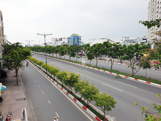 Đường Phạm Văn Đồng thường ngày dòng phương tiện nối đuôi nhau di chuyển nhưng hôm nay chỉ lác đác vài phương tiện lưu thông.