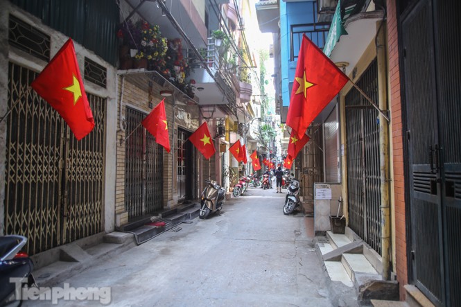 Mỗi dịp Tết đến xuân về, khắp các tuyến đường, ngõ phố ở thủ đô Hà Nội đều treo cờ Tổ quốc.