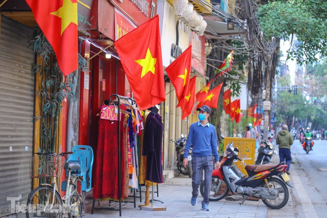 Trên phố Hàng Bông.