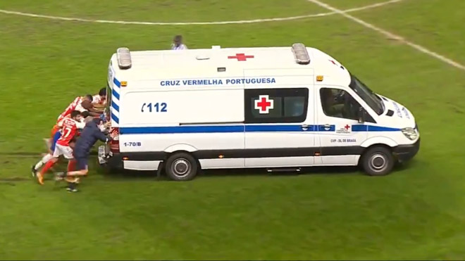 Các cầu thủ Braga và Porto phải chung tay...&nbsp;đẩy xe cứu thương rời khỏi sân