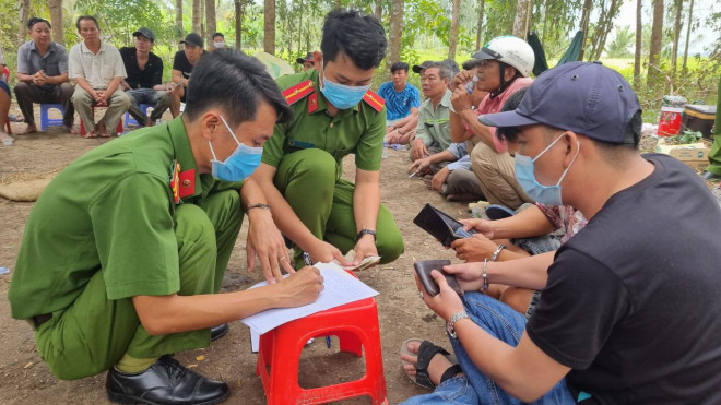 Công an lập biên bản thu giữ tiền trên người các con bạc