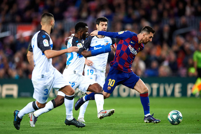 Hàng thủ Alaves thường xuyên không thể cản nổi Messi