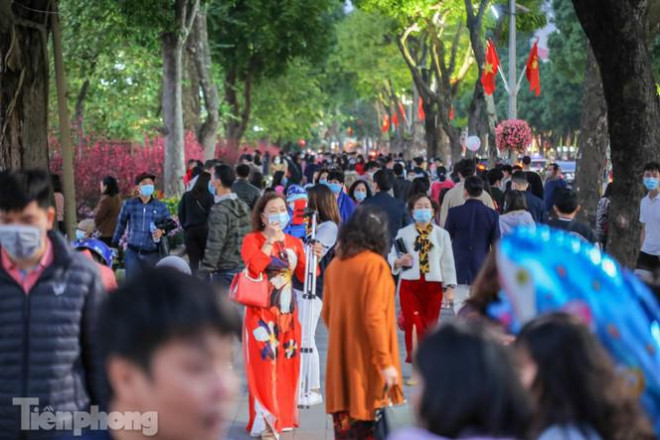 Hồ Hoàn Kiếm đón một lượng khách lớn đến du xuân trong những ngày đầu năm mới Tân Sửu 2021.