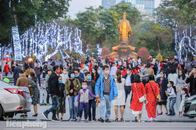 Khu vực tượng đài Lý Thái Tổ đông đúc người tham quan.