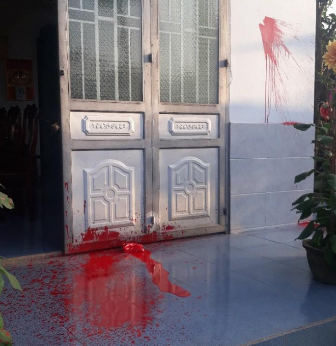 Nhà của gia đình ông Phạm Xuân Vinh bị tạt sơn đỏ
