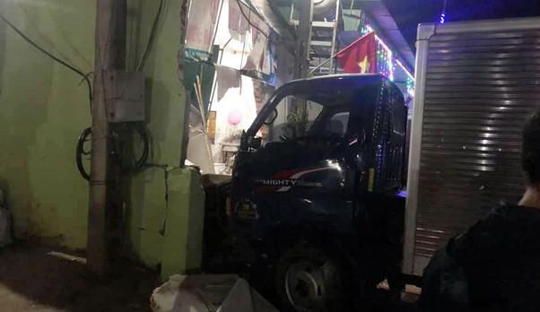 Xe tải đâm nhà dân trong đêm mùng 1 Tết, nhiều người bị thương - 1