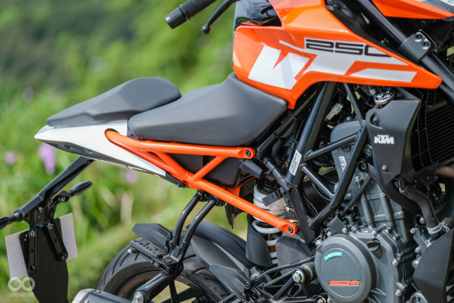 Cận cảnh KTM 250 Duke: Cỗ máy hạng nhẹ hút hồn dân tập chơi - 10