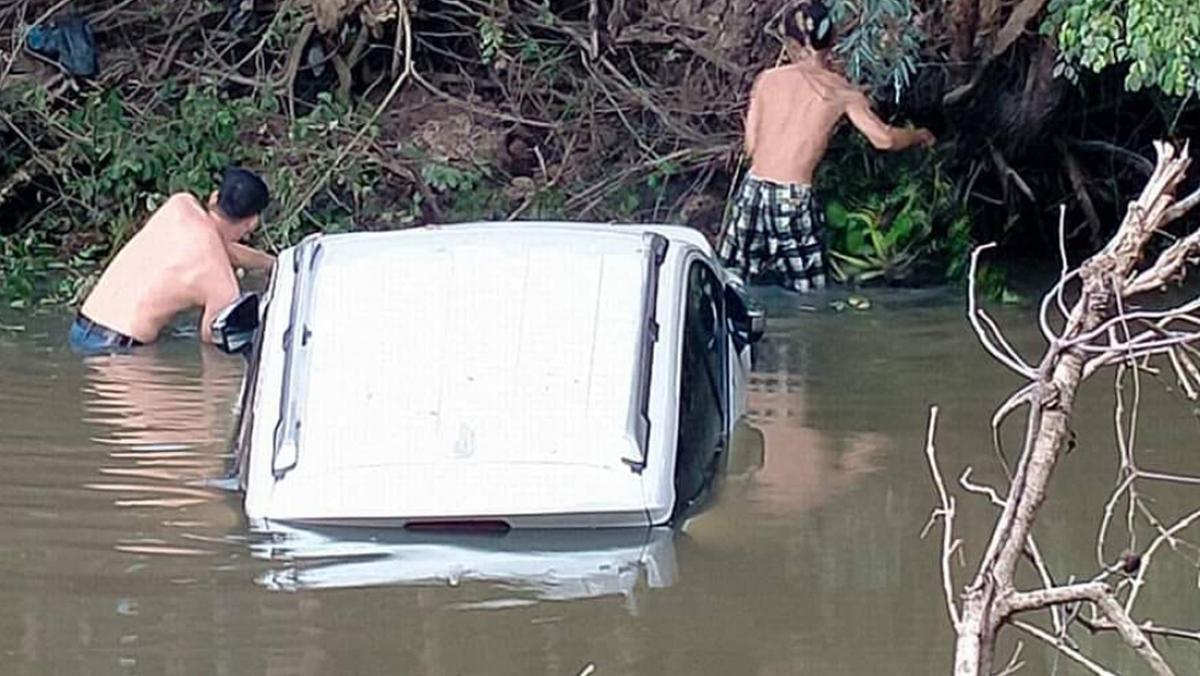 Chiếc ô tô bất ngờ lao xuống kênh ở huyện Cái Bè, Tiền Giang, 2 người thoát nạn.