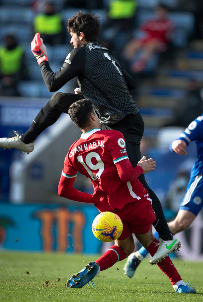 Tân binh Ozan Kabak lao vào người đồng đội Alisson Becker khiến Liverpool thất bại trước Leicester City