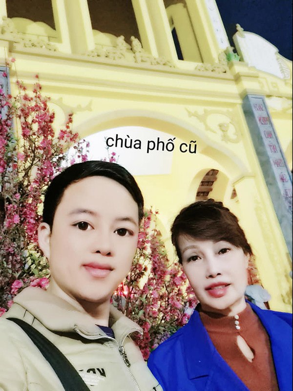 Bức ảnh 2 vợ chồng đi chùa, mọi sự chú ý tập trung vào gương mặt của chú rể Hoa Cương