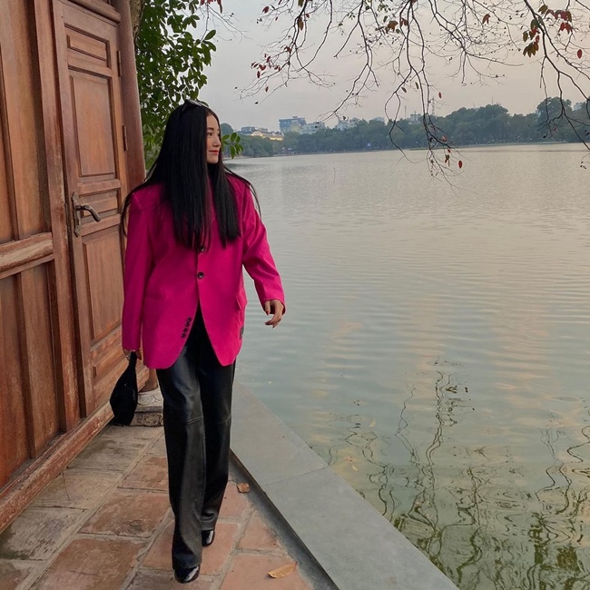 Cận cảnh set đồ blazer oversized và quần da ống suông của hot girl sinh năm 1992.
