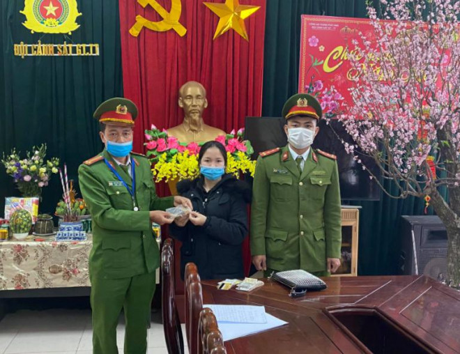 Đội CSGT-TT Công an TP Vinh trao số tài sản cho chị Nguyễn Thị N. - Ảnh: T. Vinh