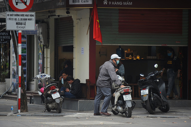 Một số quán cà phê&nbsp;nằm trên Hàng Mắm vẫn lén lút mở cửa bất chấp lệnh cấm,&nbsp;nhưng lượng khách thưa thớt.