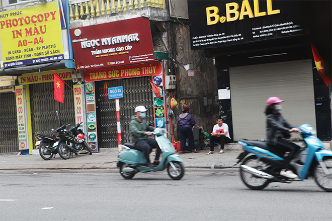 Bà cụ bán trà đá cho biết, công an phường đi nhắc nhở suốt nhưng vì cuộc sống nên bà vẫn mở bán