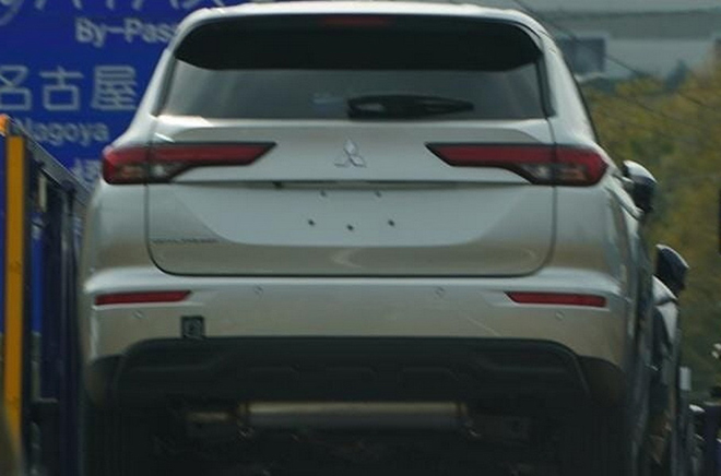 Lô xe Mitsubishi Outlander 2022 được bắt gặp trên đường vận chuyển về đại lý - 3