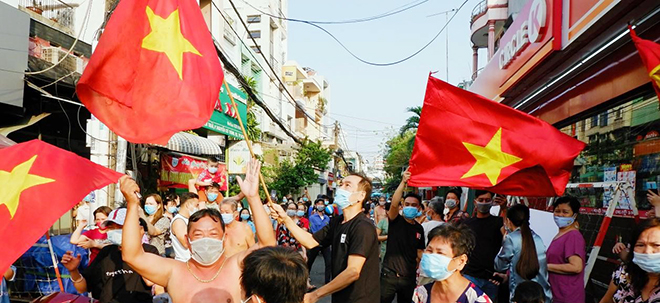 Người dân khu Mả Lạng, hẻm 245 Nguyễn Trãi (phường Nguyễn Cư Trinh, quận 1, TP.HCM) vui mừng khi được gỡ bỏ phong tỏa