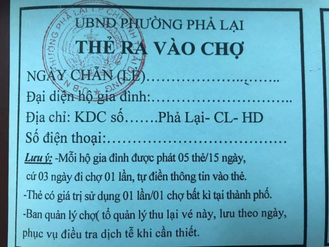 Cận cảnh thẻ ra vào chợ được phát cho người dân tại Chí Linh.