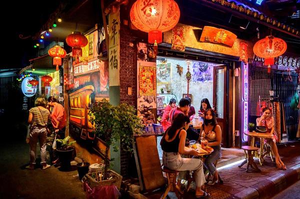Người dân tại một nhà hàng ở khu phố
China Town. Ảnh chụp ở thủ đô Bangkok, Thái Lan. Ảnh:&nbsp;Mladen
Antonov/Getty Images