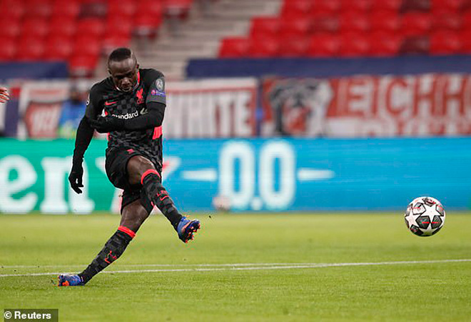 Vài phút sau, Mane tiếp tục tận dụng sai lầm của hàng thủ Leipzig để nâng tỉ số lên thành 2-0