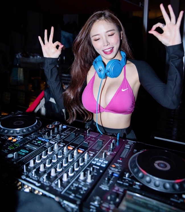 Cô cũng thường xuyên ăn diện gợi cảm trong các sự kiện mình làm DJ để xây dựng phong cách sexy đặc trưng.
