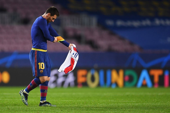 Messi bất lực nhìn Barcelona bị PSG vùi dập