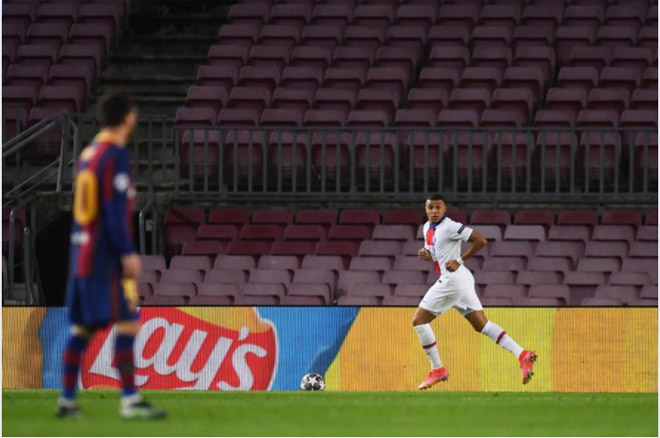 Mbappe đặt lòng hoàn hảo để hoàn tất cú hat-trick ở phút 85 giúp PSG nâng tỷ số lên 4-1 trước Barca ngay ở Nou Camp