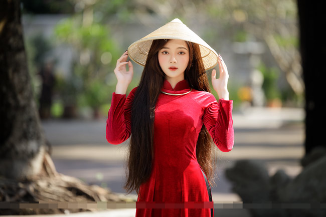 Lan Hương chọn cho mình áo dài nhung đỏ, hoá thân thành thiếu nữ xinh đẹp và quyến rũ.
