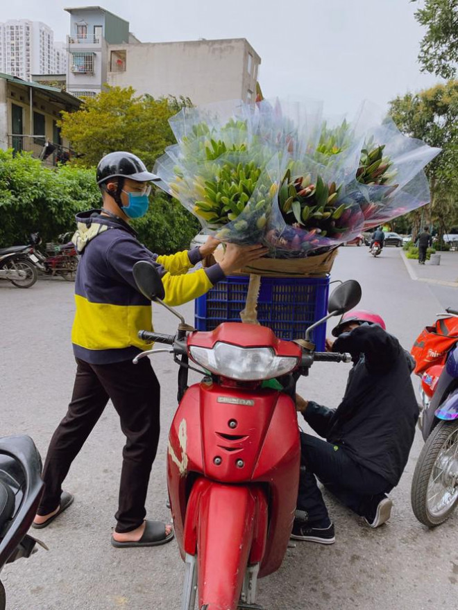 Anh Minh Trung, người giao hàng cho biết: "Từ sáng tôi chạy 10 chuyến chỉ để giao hoa ly cho các khu chung cư trong các quận nội thành. Sau Tết, người mua hàng trên mạng rộ lên mua hoa ly giải cứu".