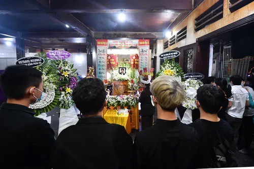 Tối 17.2, tang lễ diễn viên Hải Đăng được diễn ra tại chùa Vĩnh Nghiêm, TP.HCM.&nbsp;17h ngày 16.2, diễn viên Hải Đăng qua đời vì bị đuối nước khi đi tắm biển tại Nha Trang (Khánh Hòa), hưởng dương 35 tuổi.