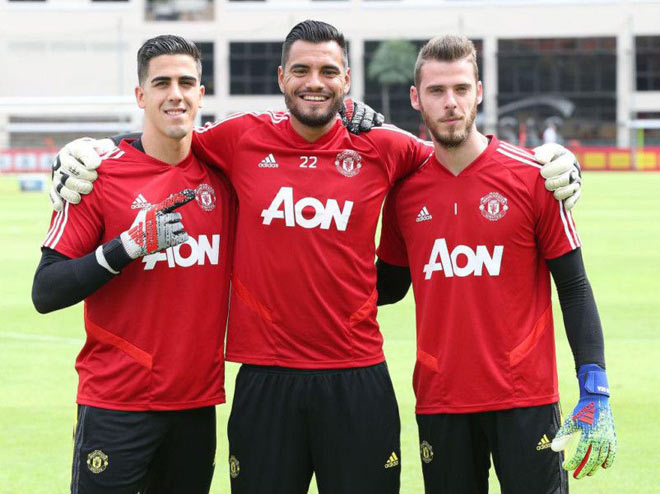 Sergio Romero (giữa) và Joel Pereira (trái) không thể cạnh tranh vị trí bắt chính ở MU với David De Gea