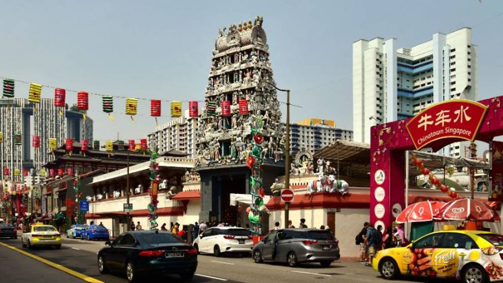 Lối vào ngôi đền Sri Mariamman ở Singapore.