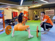 Làm đẹp - Hot girl phòng gym có vòng 3 &quot;trái táo&quot; nhờ đẩy tạ 160kg