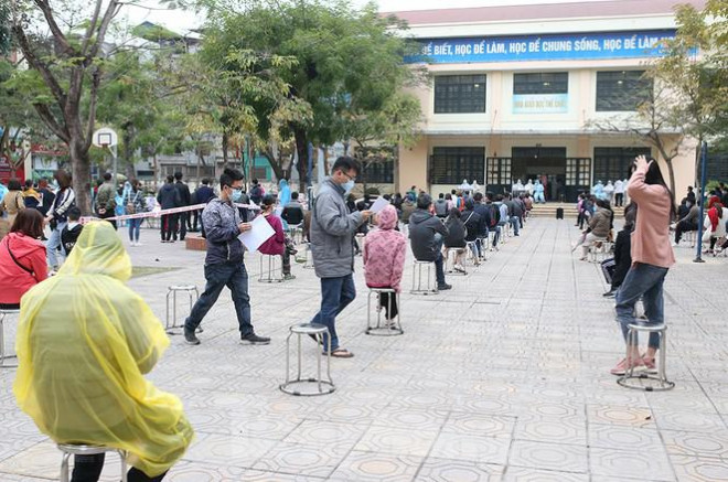 Hà Nội yêu cầu tất cả người dân sinh sống ở thủ đô trở về từ các ổ dịch COVID-19 của 12 tỉnh, thành phố (Hải Dương, Bắc Ninh, Bắc Giang, Quảng Ninh, Hải Phòng, Hưng Yên, Hòa Bình, Hà Giang, Điện Biên, TP. HCM, Bình Dương, Gia Lai) tự cách ly y tế và liên hệ ngay với cơ quan y tế địa phương để được tư vấn và lấy mẫu xét nghiệm SARS-CoV-2.