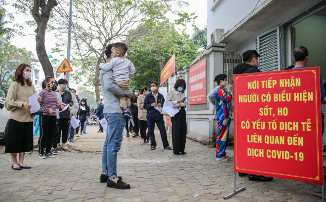 Hàng trăm người dân có mặt tại Trung tâm Y tế quận Tây Hồ (Hà Nội) chờ lấy mẫu xét nghiệm Covid-19