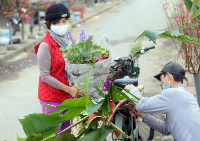 Ngoài hoa đào, người dân Thủ đô cũng tranh thủ kéo đến chợ hoa Quảng An mua sắm các loại hoa khác.