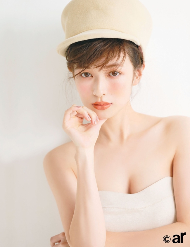 Erika Mori sinh năm 1988, nổi bật với gương mặt trong sáng, hút hồn, từng "khuynh đảo" rất nhiều các tạp chí Nhật Bản.
