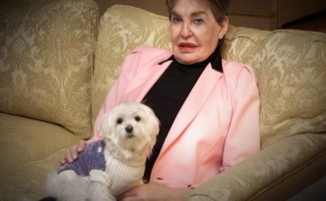 Người phụ nữ này là Leona Helmsley - một nữ doanh nhân nổi tiếng, bà là chủ của chuỗi khách sạn cao cấp Hemsley và là một cái tên đình đám trong thập niên 80
