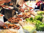 Bạn trẻ - Cuộc sống - Đi ăn buffet, nhìn hành động của bạn trai, cô gái muốn chia tay ngay lập tức