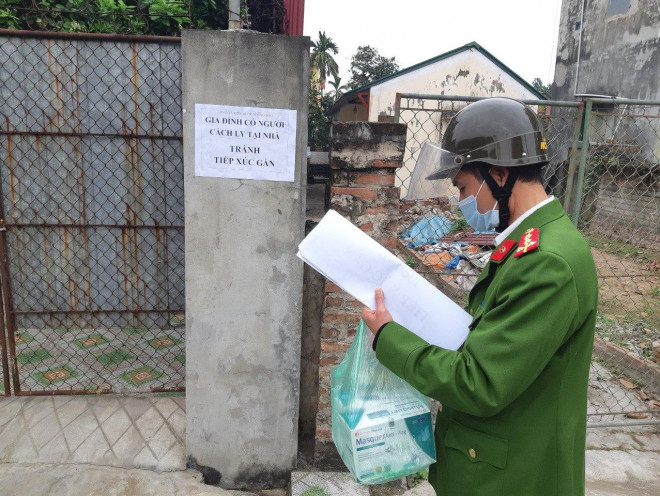 Lực lượng Công an xã Kiến Quốc dán thông báo tại nhà những hộ dân có người đang cách ly y tế tại nhà