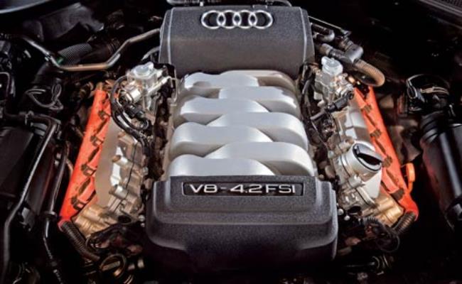 Phiên bản Audi Q7 4.2 FSI trang bị động cơ 4.2 FSI 8 xy-lanh với công suất cực đại lên tới 257 (350bhp), mô-men xoắn lên tới 440Nm tại 3500 vòng/phút.
