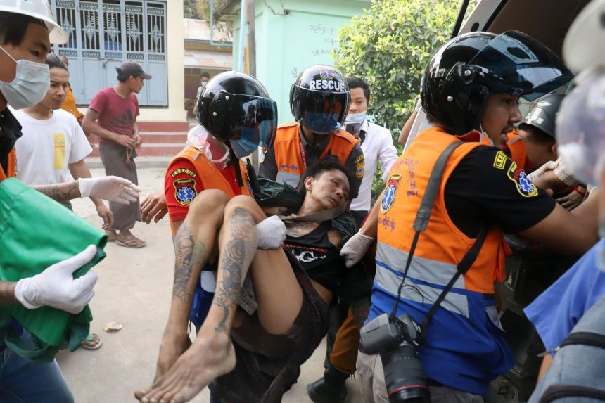 Một người đàn ông tham gia biểu tình bị trúng đạn hôn mê (ảnh: Reuters)