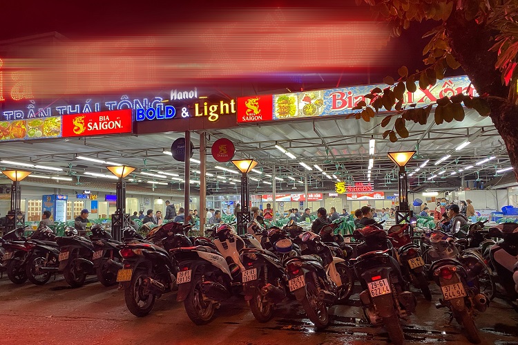 Một quán bia nổi tiếng trên đường Trần Thái Tông (Cầu Giấy, Hà Nội) vào giờ tan tầm vẫn đông nghịt người trong không gian không thực hiện giãn cách.