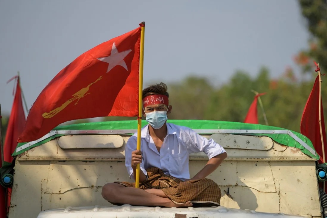 Một người biểu tình Myanmar phản đối chính quyền quân sự hôm 20/2. Ảnh: Reuters